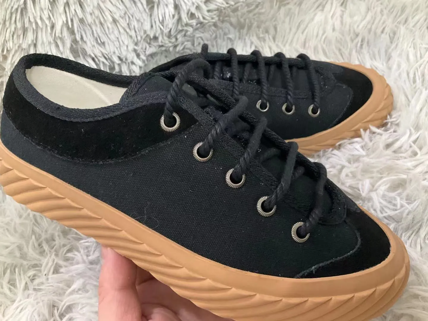 👟👟Ex-factory price 440👟👟 2023 Gucci casual sneakers, top version! 🌸1:1 reproduction. New model for early spring, creating a perfect style💣💣💣street style🔥🔥🔥cool and trendy C-level fashionable outfit with retro and futuristic feel🌹🌹🌹classic shoe shape + British color matching design, super attractive. All kinds of leather splicing, original reverse mold last, imported high-end knitting needle jacquard fabric showing exquisite texture! Open mold to customize high-density outsole. Comes fully packaged. Size: Female 35-41 Male 39-46